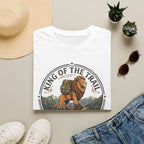 King of the trail lion - – Adventure Graphic Badge Art T-Shirt
